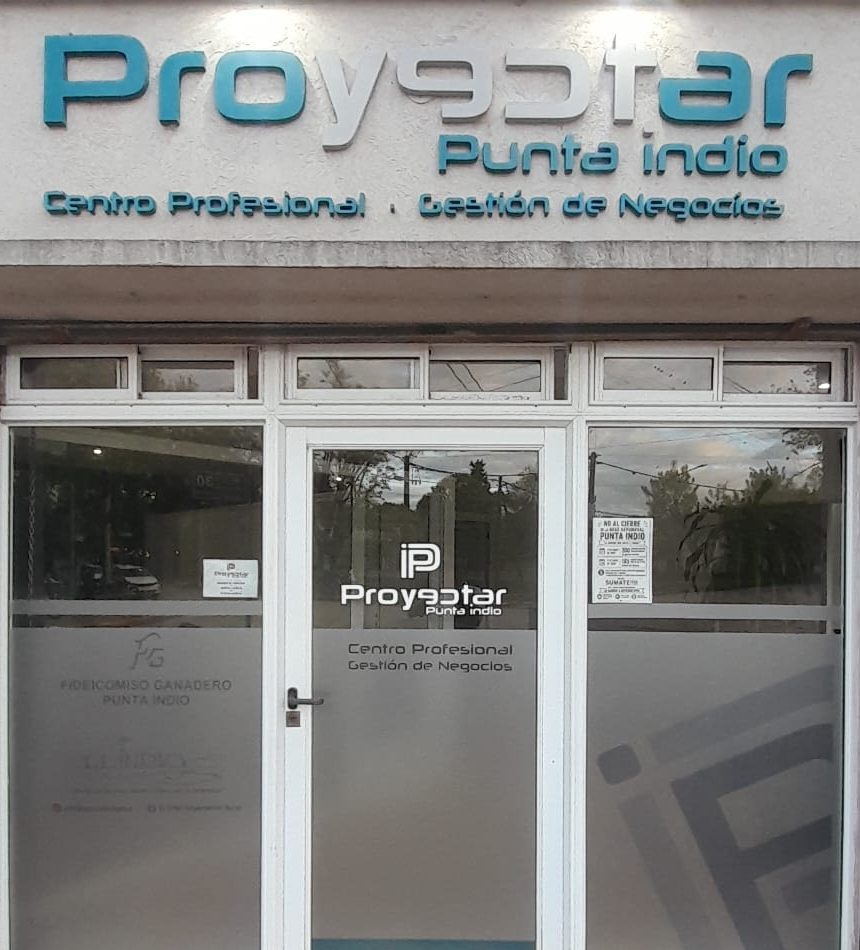 Fachada de Proyectar Punta Indio con el cartel Centro Profesional, Gestión de Negocios